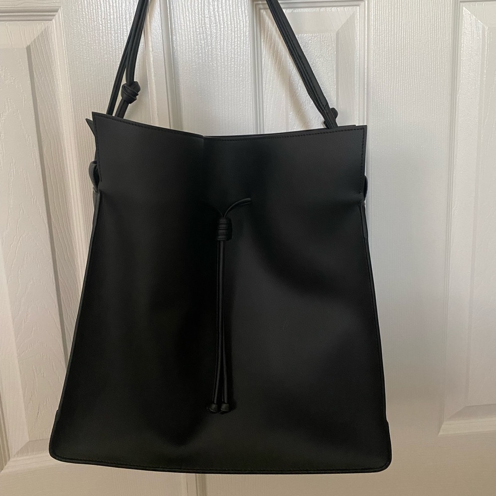 Von Holzhausen Large Shopper in sleek black! Excellent used once condition!